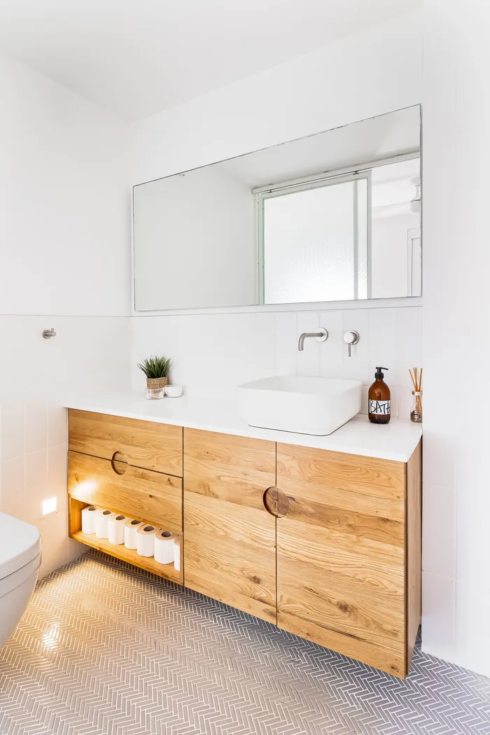 חדר רחצה עם ארון אלון מלא, ריצוף פישבון ותאורה חמה