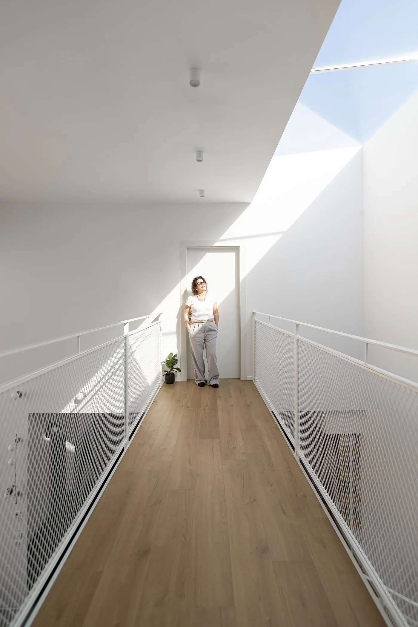 גשר עליון מוצף אור — דיוקן בתוך הבית