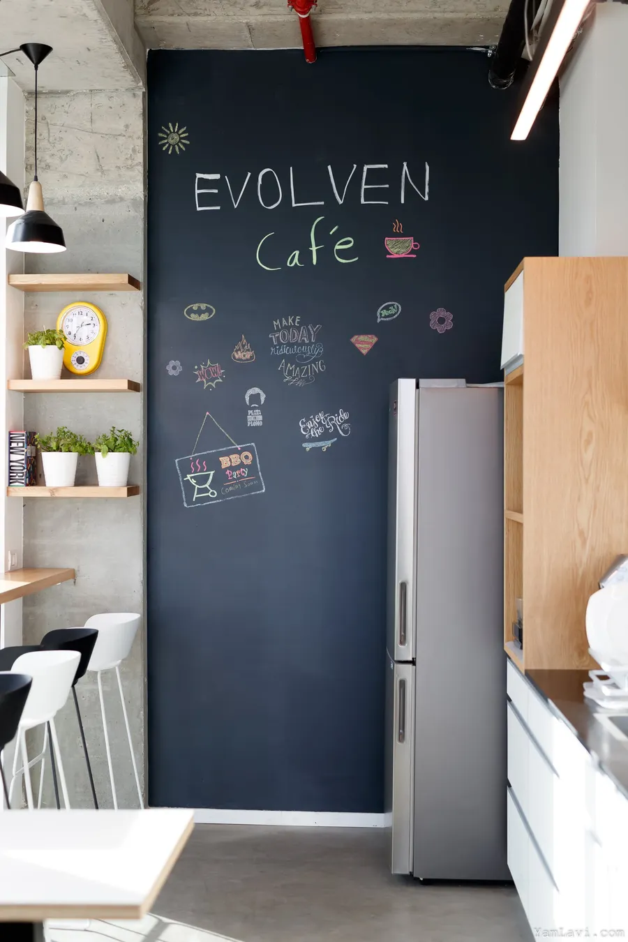 פינת קפה עם קיר לוח גיר ממותג, מדפים תעשייתיים ותקרת בטון