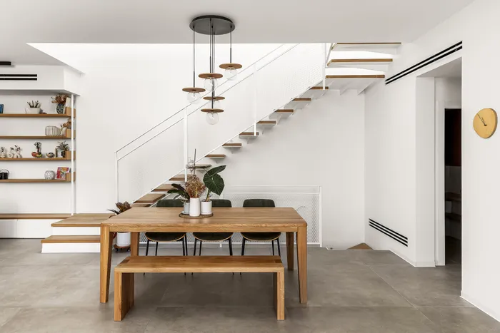 פינת אוכל עם שולחן אלון וגרם מדרגות מרחף