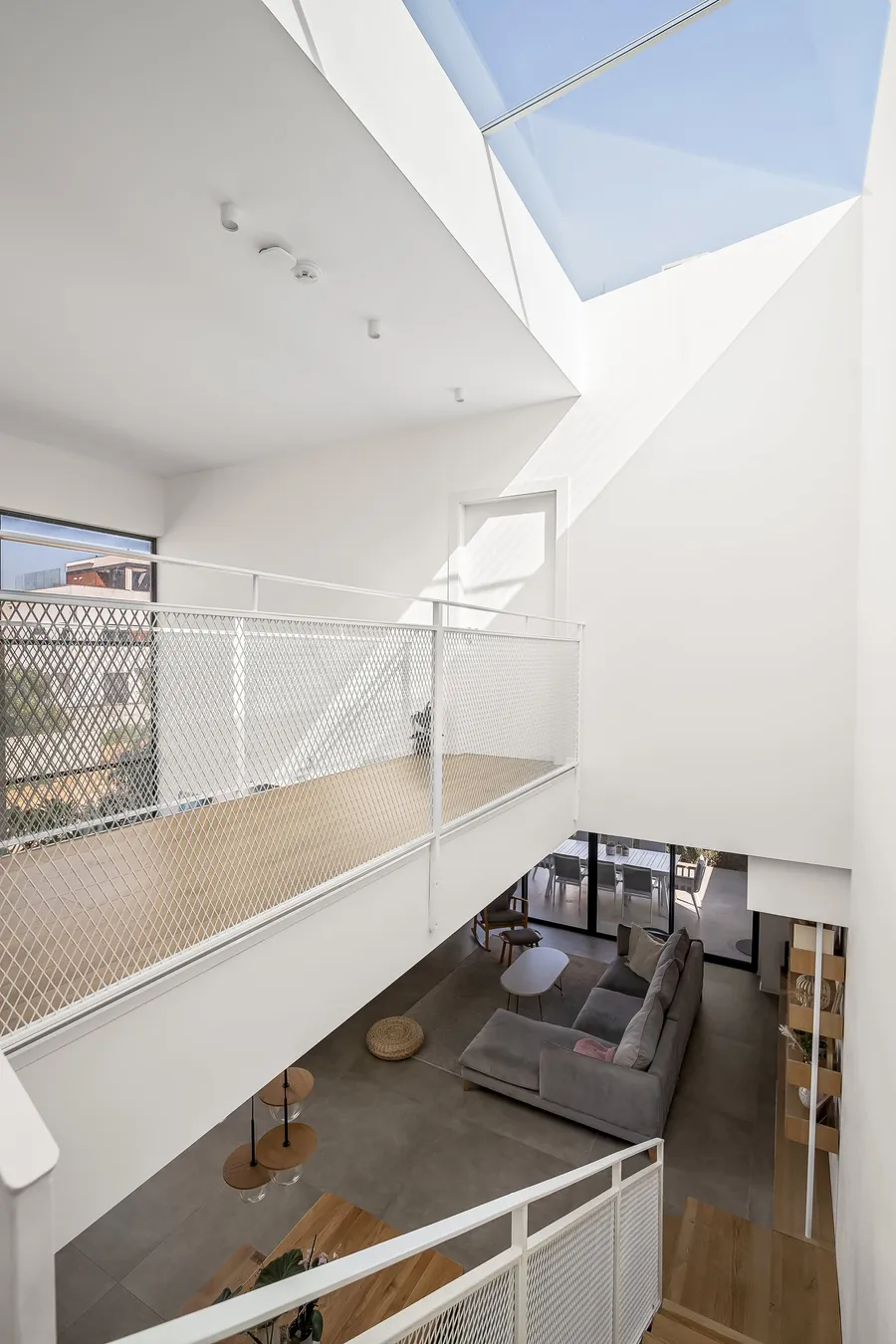 מבט מהקומה העליונה אל חלל המגורים בגובה כפול