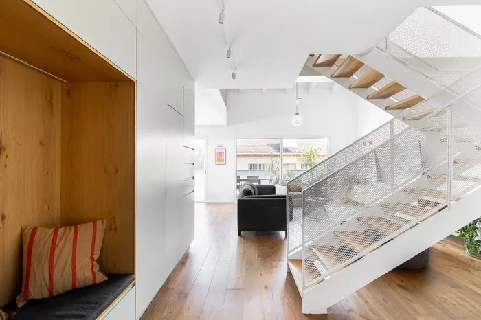 כניסה עם חיפוי אלון, נישת ישיבה ומדרגות עם מעקה רשת