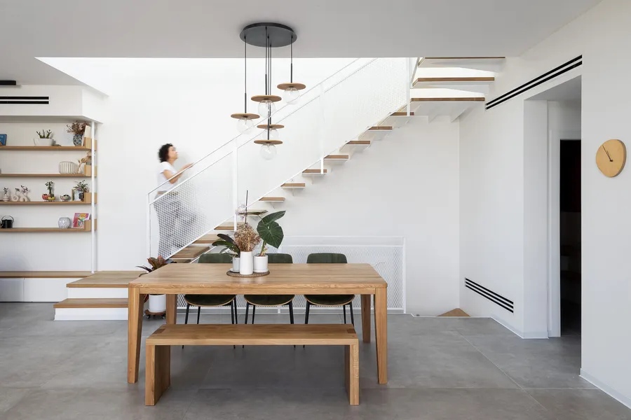 פינת אוכל עם תנועה על המדרגות — הבית חי