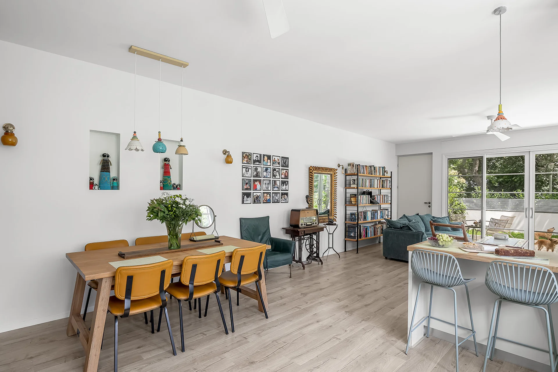 הבית במצדה — חלל פתוח עם פינת אוכל צבעונית, סלון ומטבח