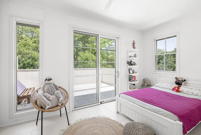 חדר ילדים מואר עם מרפסת ונוף ירוק