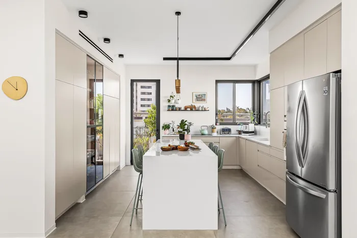 מטבח עם אי מרכזי ונגרות בהירה