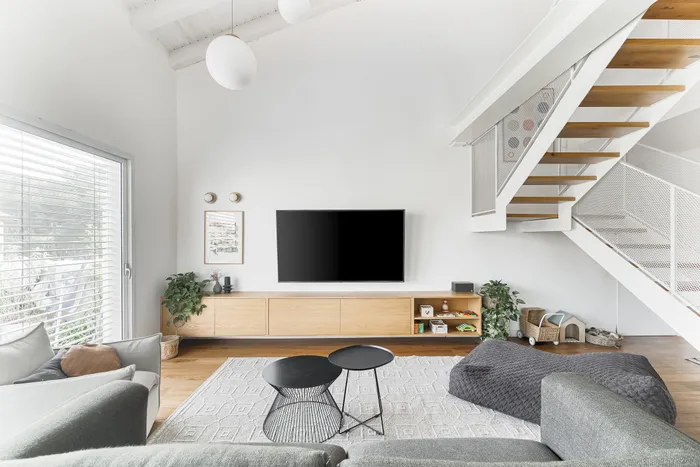 סלון עם ארון אלון, מדרגות מרחפות ופינת משחק