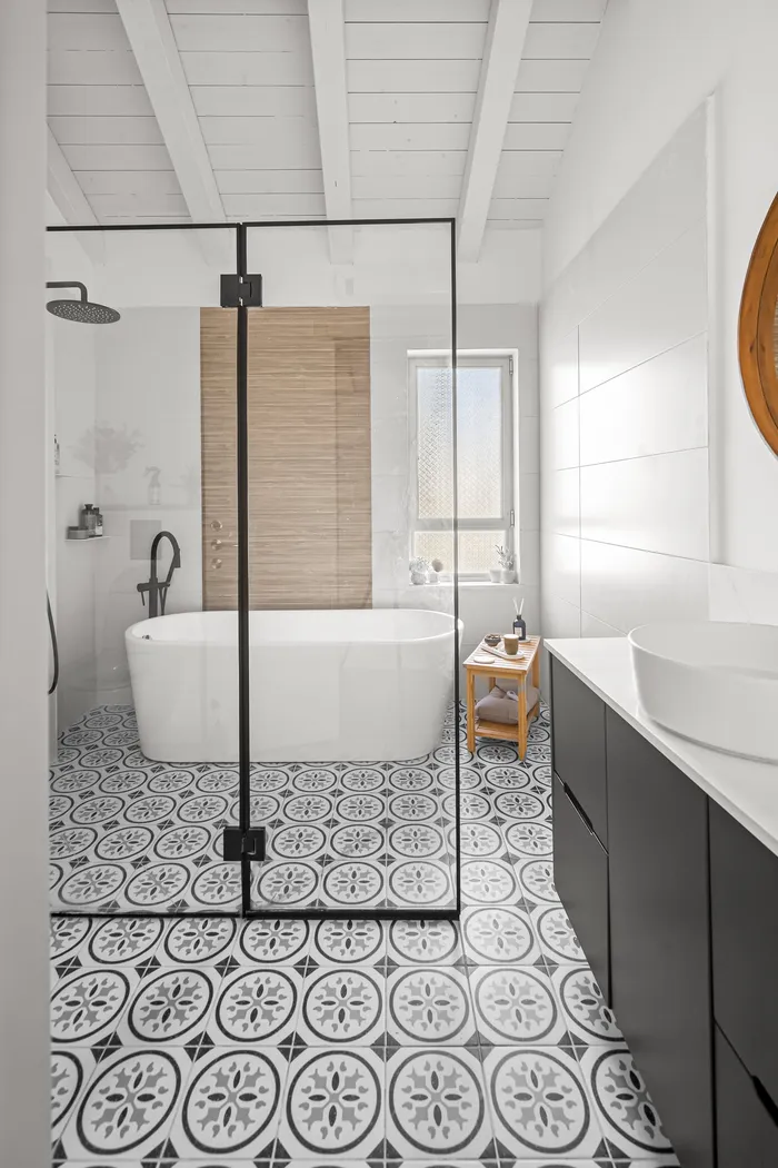 חדר רחצה ראשי עם אמבט חופשי ואריחים מעוטרים