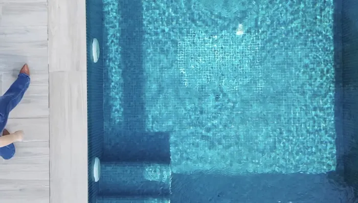 בריכה עם פסיפס טורקיז — מבט מלמעלה