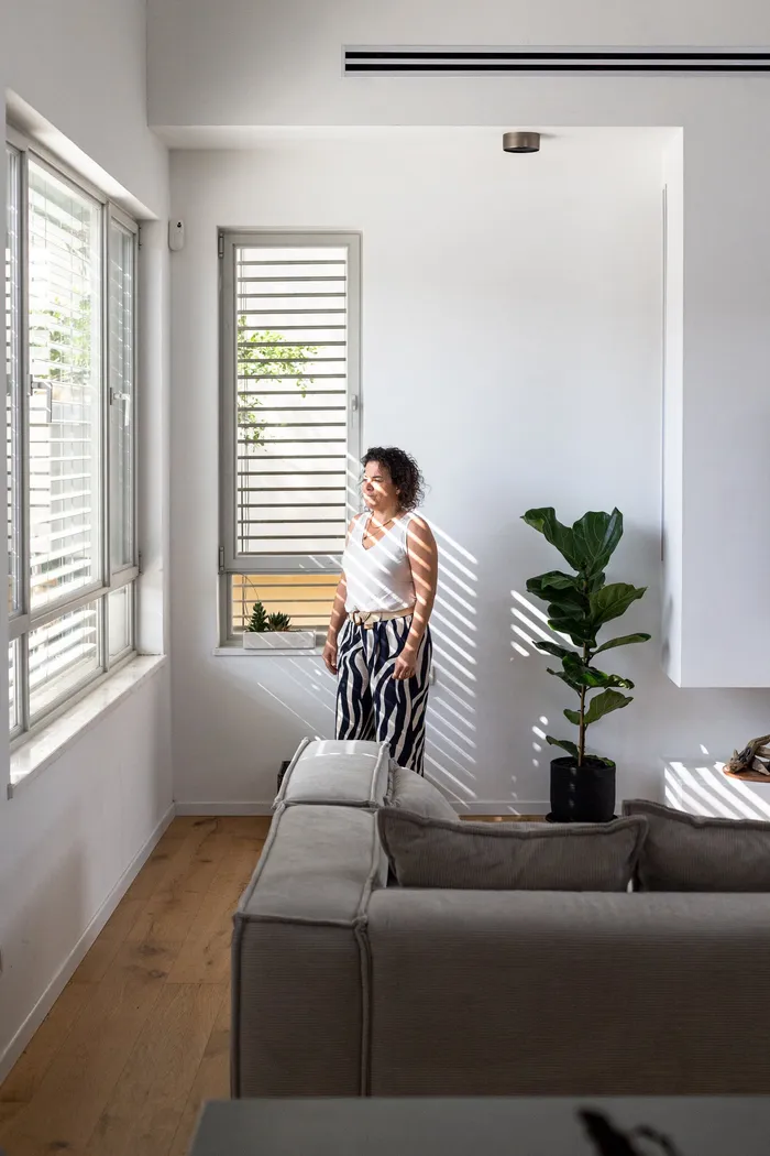 אור טבעי חודר דרך התריסים אל חלל המגורים