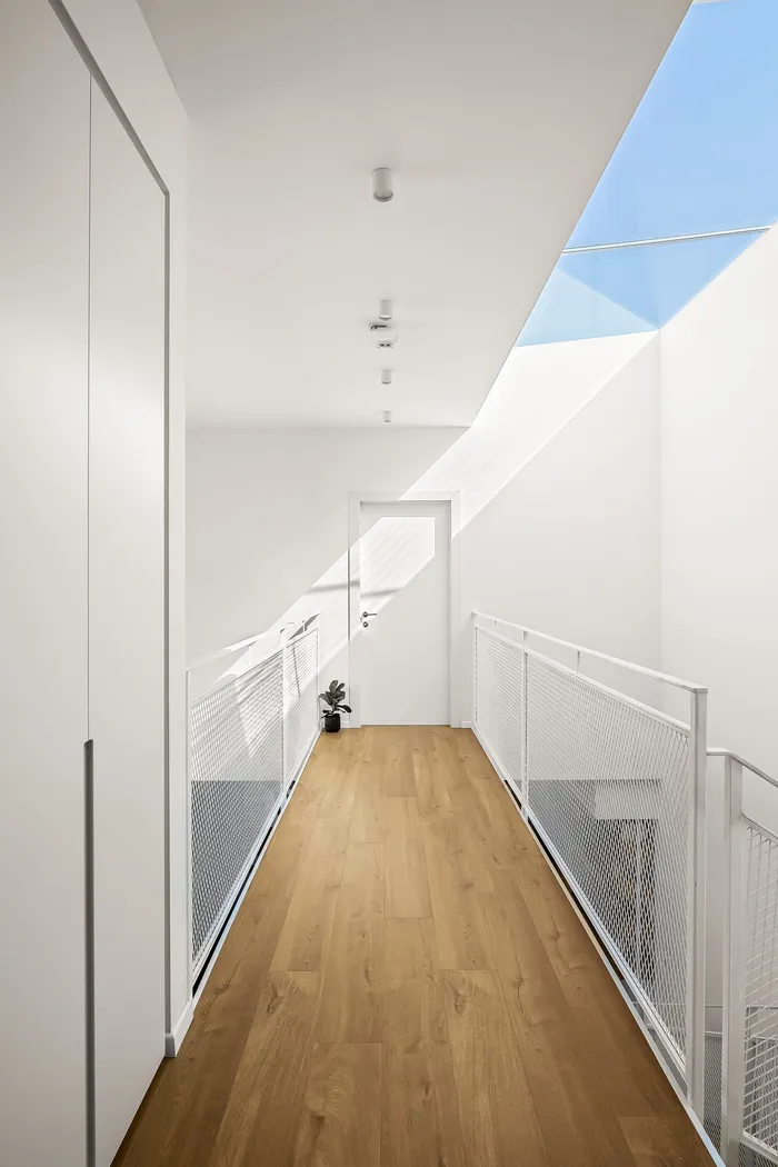 גשר עליון עם ריצוף אלון ואור טבעי מסקיילייט