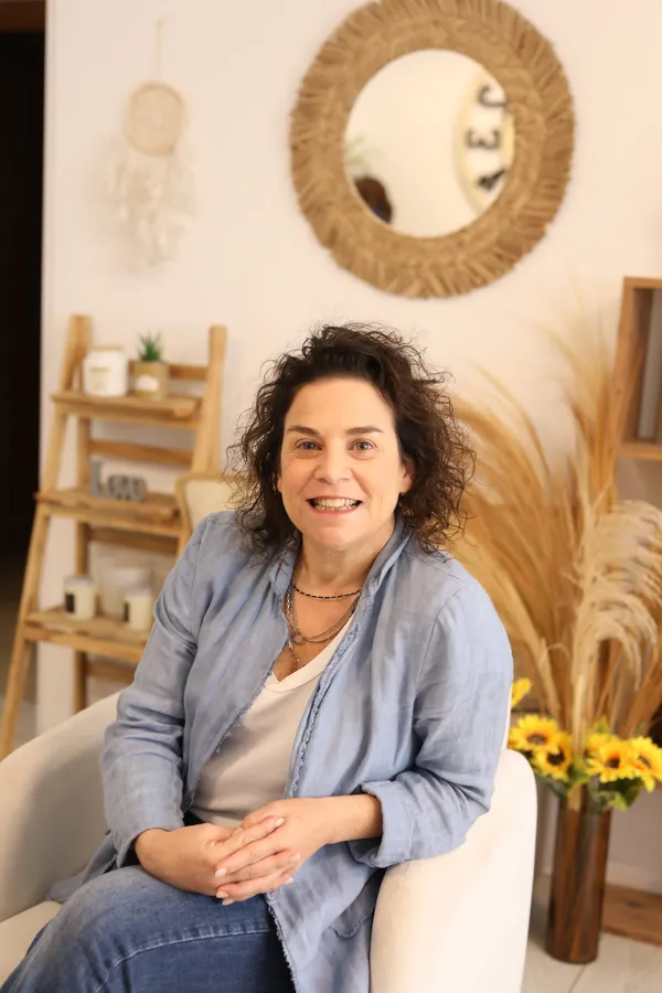 אסתי גכטמן כהן — דיוקן בסטודיו